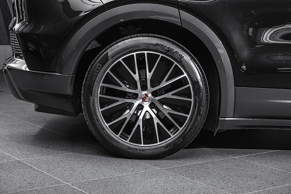Porsche Cayenne 13 of 30
