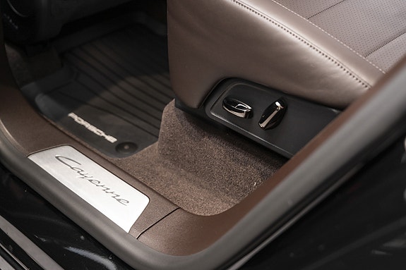 Porsche Cayenne 22 of 30