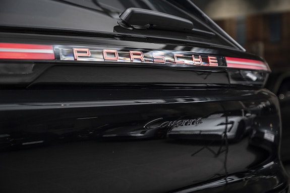 Porsche Cayenne 12 of 30