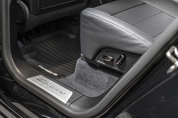 Porsche Cayenne 21 of 30