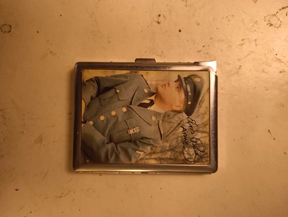Metall sigarettetui med bilde av Elvis, veldig bra stand!