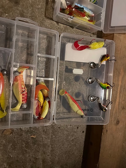 Fiskesluker og jigger i plastboks