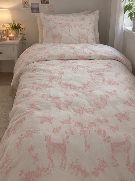 Sengesett til barn med rosa toile-mønster.