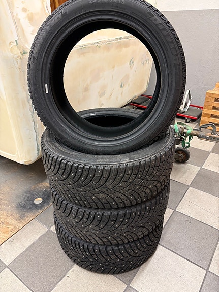 Triangel IceLynx 235/45 R18 piggdekk