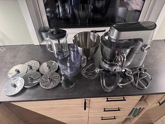 Kenwood Titanium Chef Baker XL – kjøkkenmaskin med mye ekstrautstyr