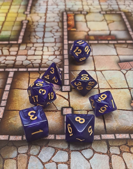 Dungeons & Dragons / DnD / RPG Terningssett – 7 terninger – Lilla/gull