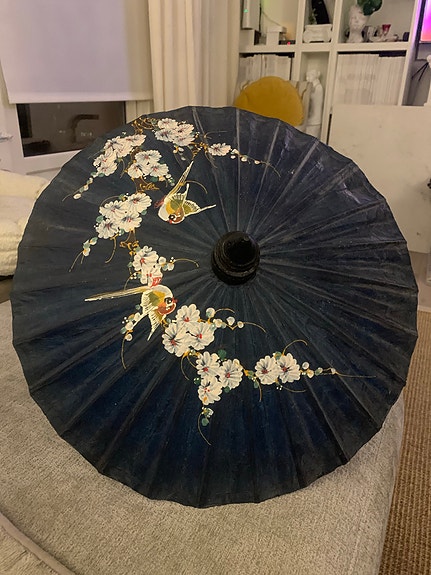 Vakker vintage asiatisk parasoll / papirparaply – håndmalt