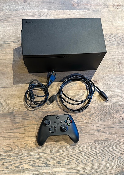 Xbox Series X 1 TB – med spill og kontroll