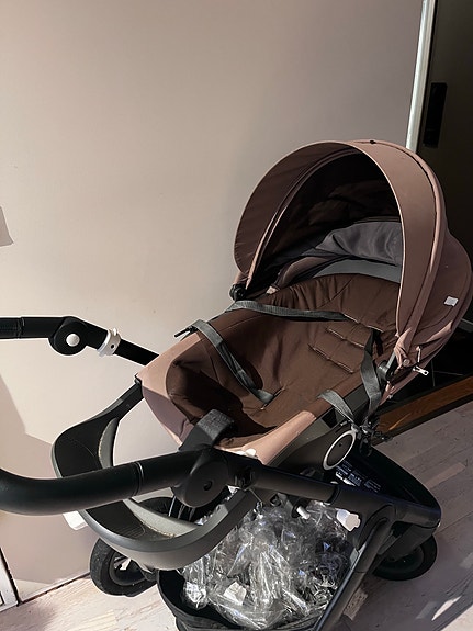 Brun Stokke Trailz barnevogn med sittedel