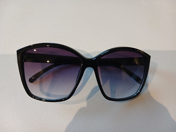 Solbriller fra det estiske merket SU.VI Eyewear. Modellen heter 19540.