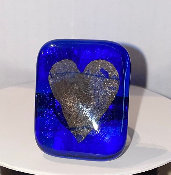 Vakker ring med håndlaget glass