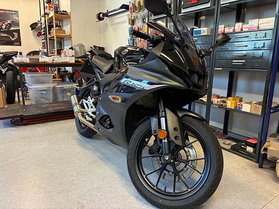 Yamaha YZF-R 125 3 of 4