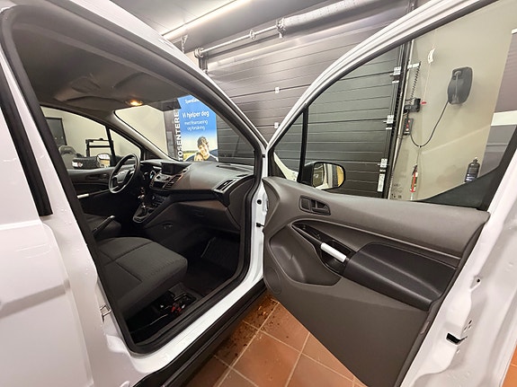 Ford Transit Connect 16 of 26