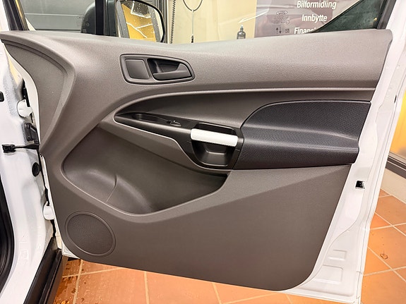 Ford Transit Connect 17 of 26