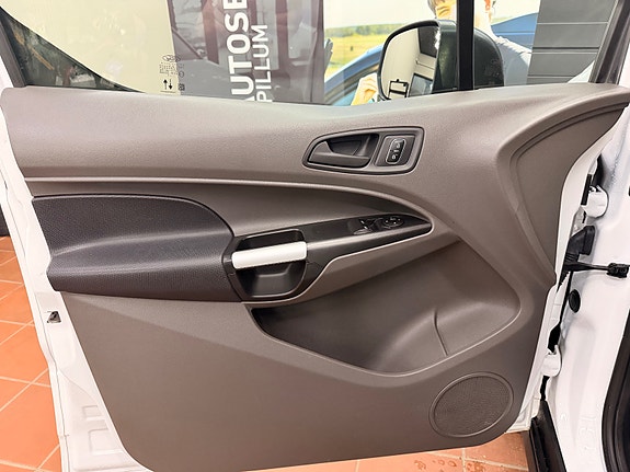 Ford Transit Connect 8 of 26