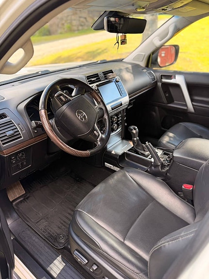 Toyota Land Cruiser 7 of 12