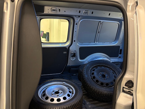 Volkswagen Caddy Maxi 20 of 20