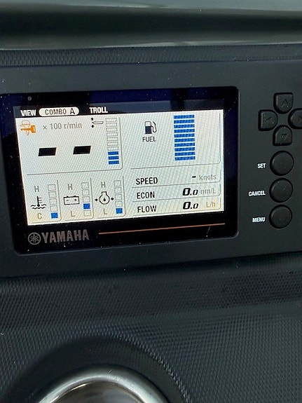 Strøken Yamarin Daycruiser 2021 modell med kun 215 gangtimer. Yamaha 150HK 26 of 30