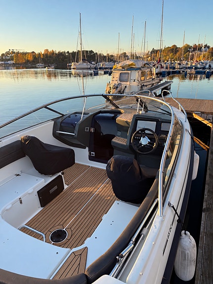 Strøken Yamarin Daycruiser 2021 modell med kun 215 gangtimer. Yamaha 150HK 10 of 30