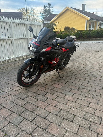 Suzuki GSX-R 125 2 of 11