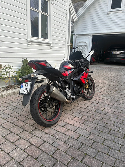 Suzuki GSX-R 125 3 of 11