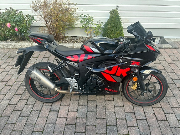 Suzuki GSX-R 125 4 of 11