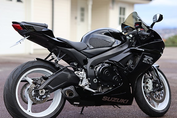 Suzuki GSX-R 600 3 of 17