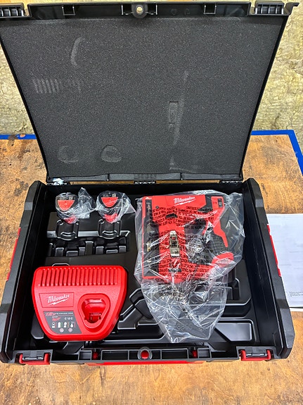 Milwaukee M12 BST-202X stiftepistol med batteri og lader