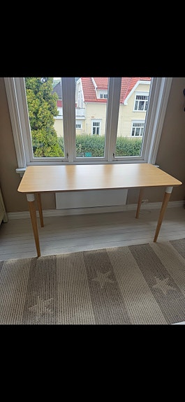 Pent og stilrent IKEA skrivebord selges