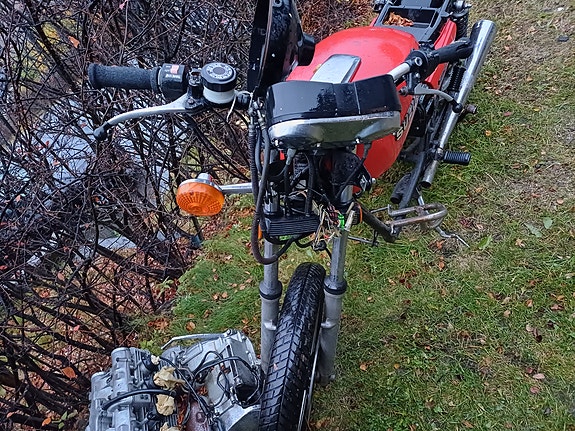 Suzuki GS 750 3 of 5
