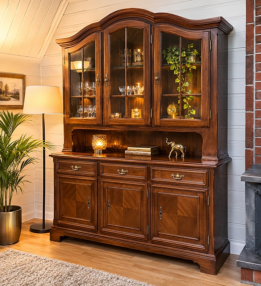 Stor og elegant vitrineskap i klassisk stil – flotte detaljer