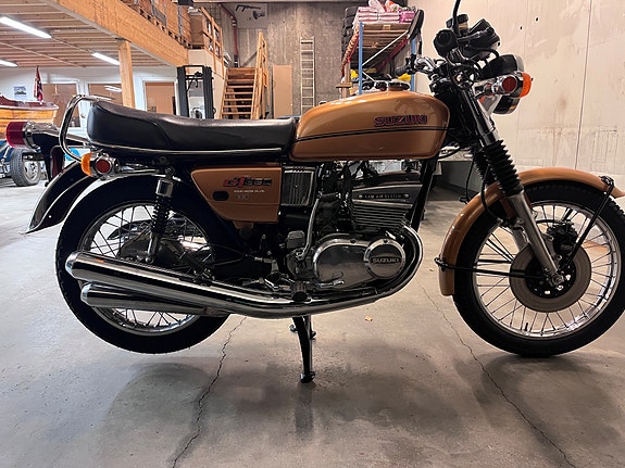 Suzuki GT380 2 of 11