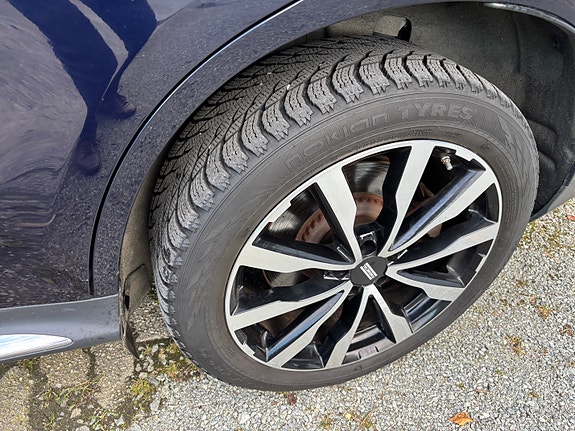 Mercedes-Benz EQC 400 9 of 12