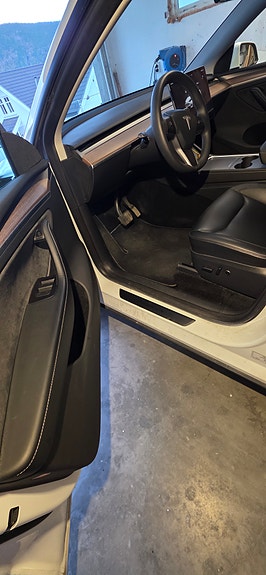 Tesla Model Y 13 of 18