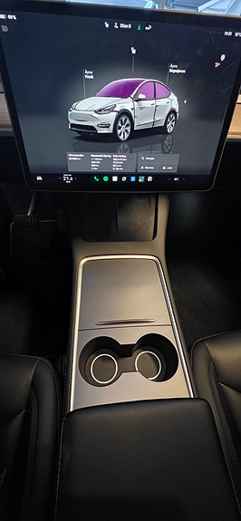 Tesla Model Y 16 of 18
