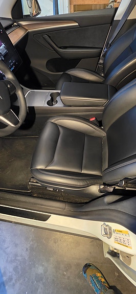 Tesla Model Y 15 of 18