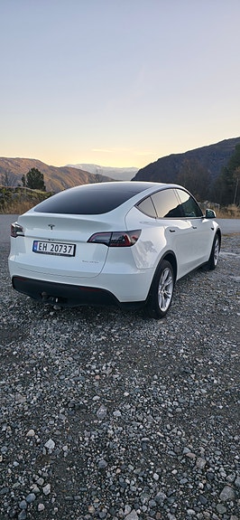 Tesla Model Y 6 of 18