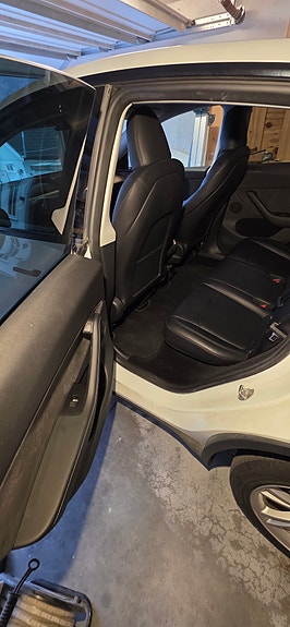 Tesla Model Y 12 of 18