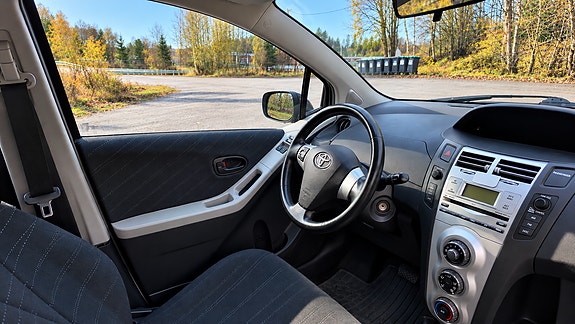 Toyota Yaris 12 of 12