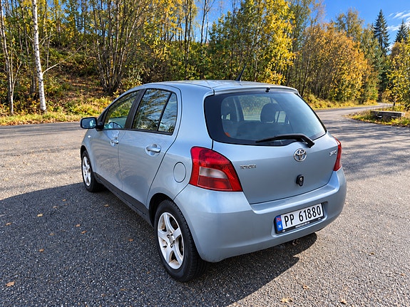Toyota Yaris 5 of 12
