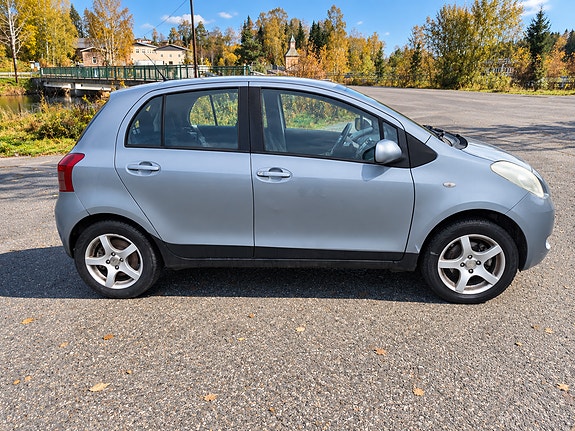 Toyota Yaris 3 of 12