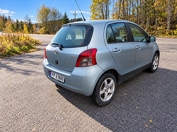 Toyota Yaris 6 of 12