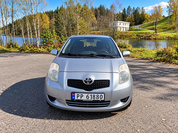 Toyota Yaris 2 of 12