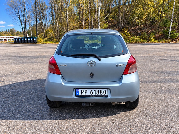 Toyota Yaris 4 of 12