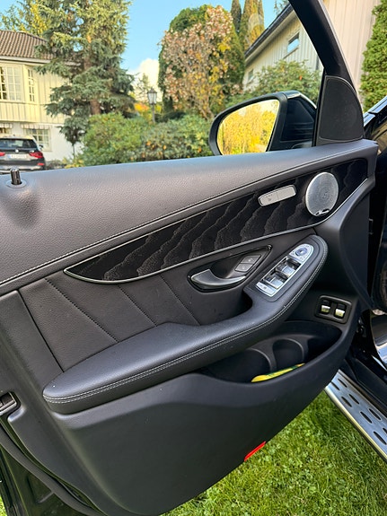 Mercedes-Benz GLC 300 e 11 of 30