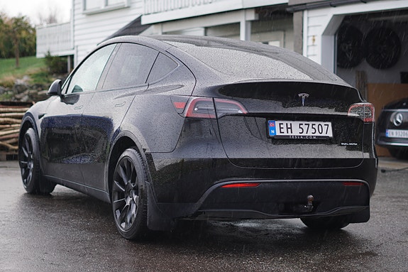 Tesla Model Y 9 of 30