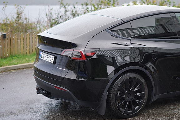Tesla Model Y 6 of 30