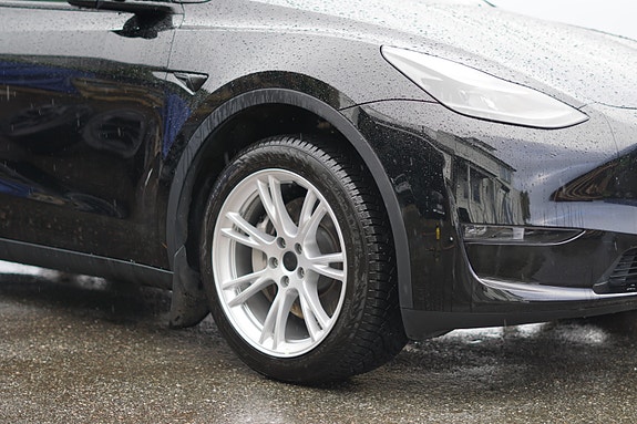 Tesla Model Y 25 of 30