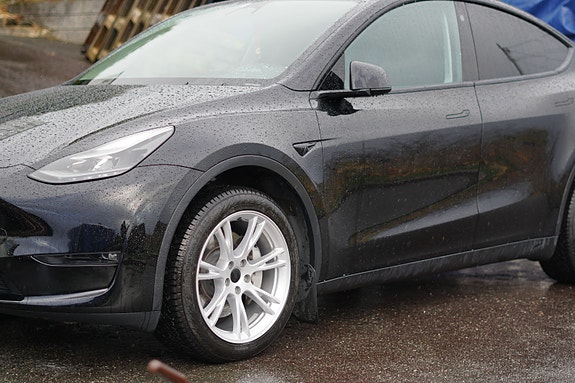 Tesla Model Y 27 of 30