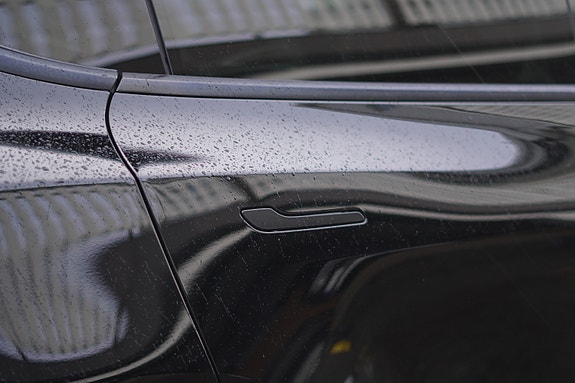 Tesla Model Y 22 of 30